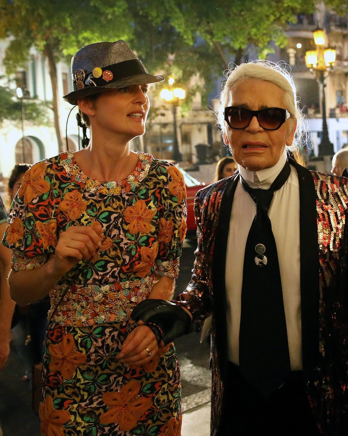 ARCHIV - 04.05.2016, Kuba, Havanna: Der damalige Kreativdirektor des Modehauses Chanel, der deutsche Modedesigner Karl Lagerfeld, und das schottische Model Stella Tennant, aufgenommen nach einer Chane ...