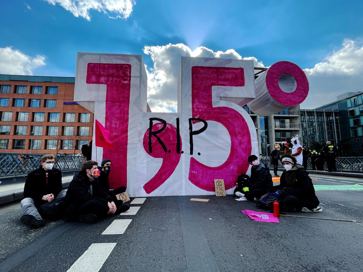 Eine übergroße Zahl haben Anhänger und Mitglieder der Umweltschutzbewegung Extinction Rebellion auf der Marschall-Brücke aufgestellt. Die Zahl 1,5 steht für das Ziel, den menschengemachten globalen Te ...