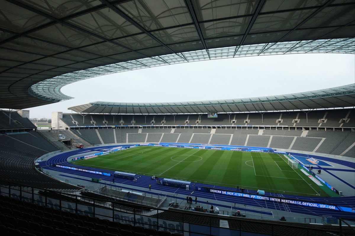 03.12.2017, xkvx, Fussball 1.Bundesliga, Hertha BSC Berlin - Eintracht Frankfurt, emspor, v.l. Olympiastadion / Architektur / Innenansicht / Ansicht / Blauer Himmel / Rasen / leere Tribuene Berlin *** ...