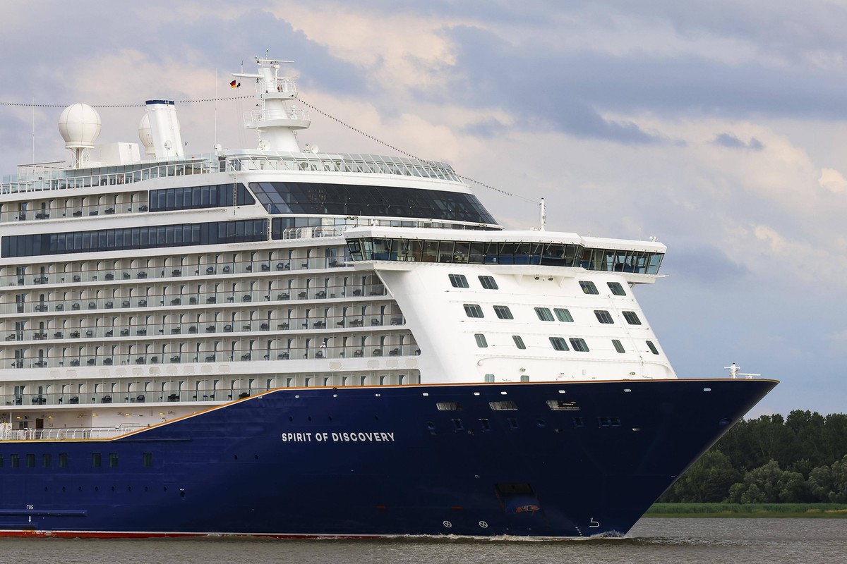 Kreuzfahrtschiff Spirit of Discovery verl�sst den Hamburger Hafen auf der Elbe, Hamburg, Deutschland, Europa *** Cruise ship Spirit of Discovery leaves the Hamburg Port at the Elbe, Hamburg, Germany,  ...