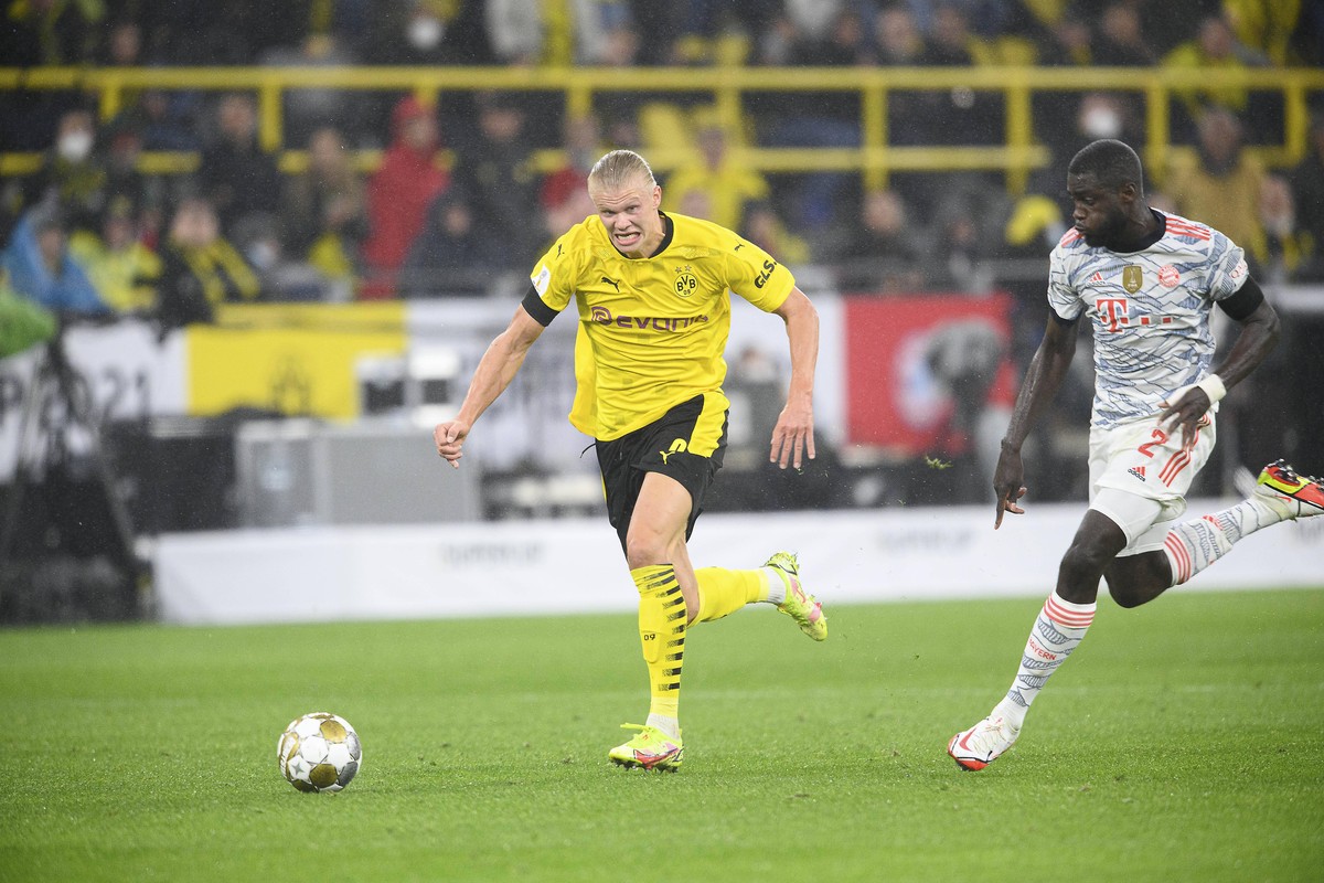 Dortmunds Erling Haaland (l.) im Zweikampf mit Bayerns Dayot Upamecano im Supercup