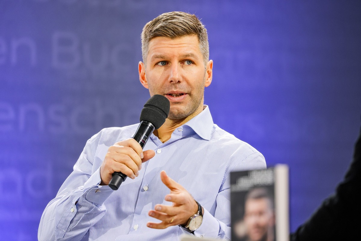 ARCHIV - 23.03.2024, Sachsen, Leipzig: Thomas Hitzlsperger, deutscher ehemaliger Fußballspieler und Fußballfunktionär, spricht auf der Leipziger Buchmesse. Hitzlsperger hat Bayern-Präsident Herbert Ha ...