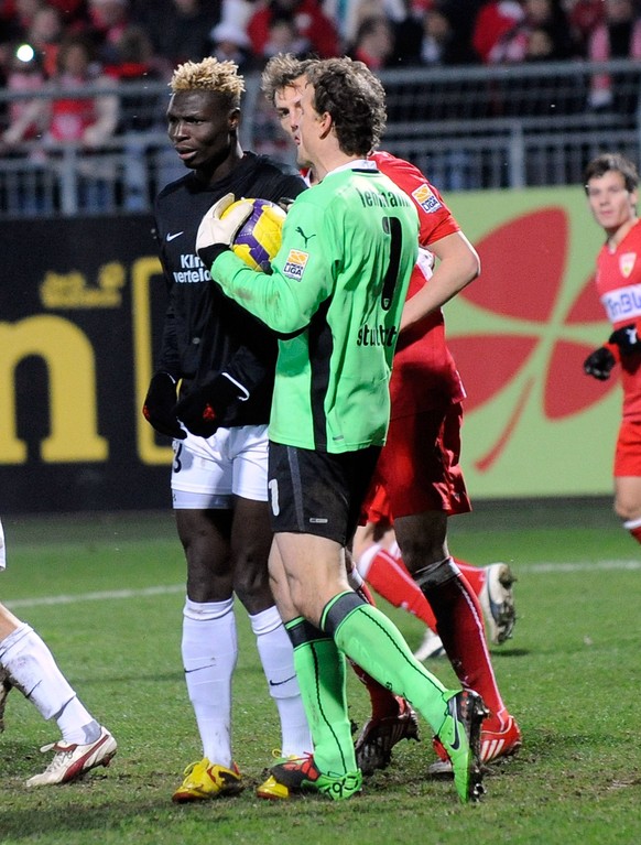 Bildnummer: 12328630 Datum: 13.12.2009 Copyright: imago/Jan Huebner
13.12.2009, 1. Bundesliga, FSV Mainz 05 - VfB Stuttgart v.l. Aristide Bance (FSV Mainz 05), Jens Lehmann (VfB Stuttgart) rote kaRTE ...