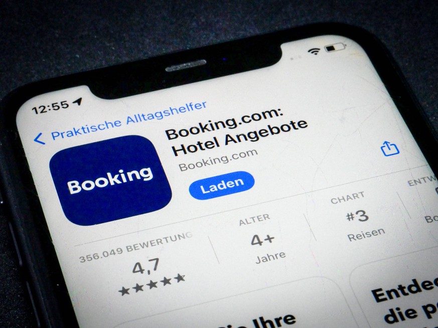 App Store - Apple 16.10.2023: Apple App Store auf einem iPhone. Praktische Alltagshelfer - Booking.com Hotel Angebote *** App Store Apple 16 10 2023 Apple App Store on an iPhone Practical Everyday Hel ...