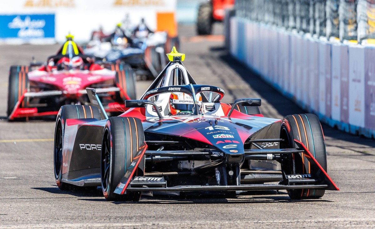 Berlin, 12.05.24, Motorsport: Formel-E-Rennen, Sun Minimeal Berlin E-Prix 2024, Rennen auf dem ehemaligen Flughafen Tempelhof. Antonio Felix da Costa vom Team TAG Heuer Porsche gewinnt den Sun Minimea ...