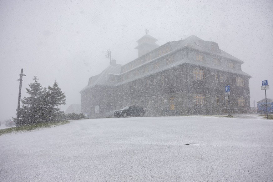 Update - Teil 2: Ein dickes Wintergewitter überraschte am Sonntag dann doch noch viele Menschen auf dem Fichtelberg. Lautes Donnergrollen, dichtes Schneetreiben und ein schneebedeckter Fichtelberg geg ...