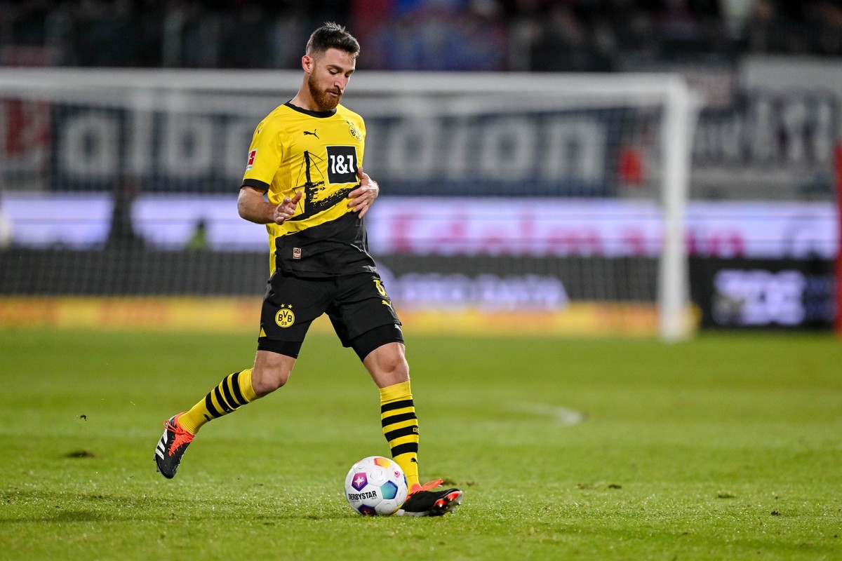 02.02.2024, Baden-Württemberg, Heidenheim: Fußball: Bundesliga, 1. FC Heidenheim - Borussia Dortmund, 20. Spieltag, Voith-Arena. Dortmunds Salih Özcan in Aktion. (zu dpa: ««Zu wenig»: Dortmunder Proze ...
