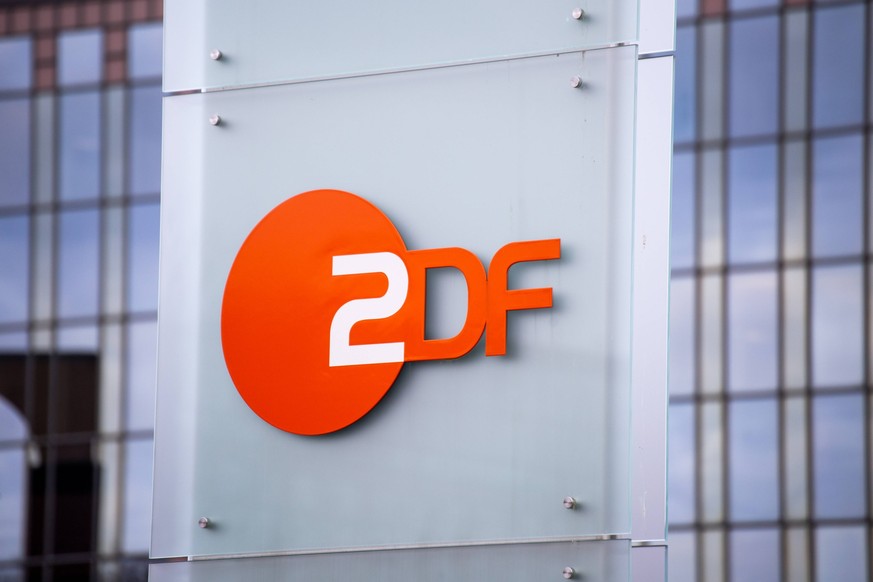 Nahaufnahme vom Logo des ZDF am Sendezentrum 2 in Mainz *** Close-up of the ZDF logo at the broadcasting center 2 in Mainz Copyright: xx