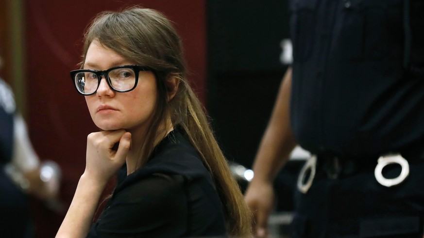 ARCHIV - 25.04.2019, USA, New York: Anna Sorokin, verurteilte Hochstaplerin aus Deutschland, sitzt in einem Gerichtssaal. Jetzt ist ihre Geschichte verfilmt worden. Die True-Crime-Serie
