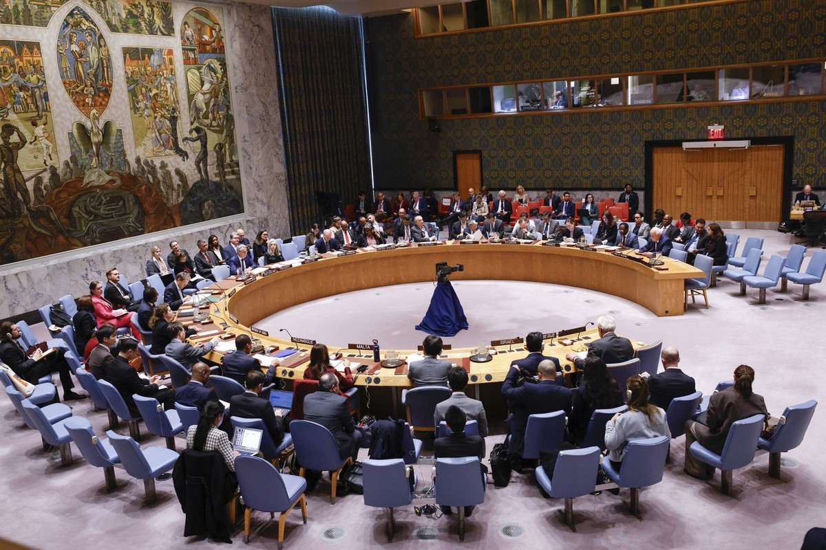 ARCHIV - 29.10.2024, USA, New York: Gesamtansicht des Saals, während Riyad Mansour, der palästinensische Botschafter bei den Vereinten Nationen, während einer Sitzung des UN-Sicherheitsrats über die L ...