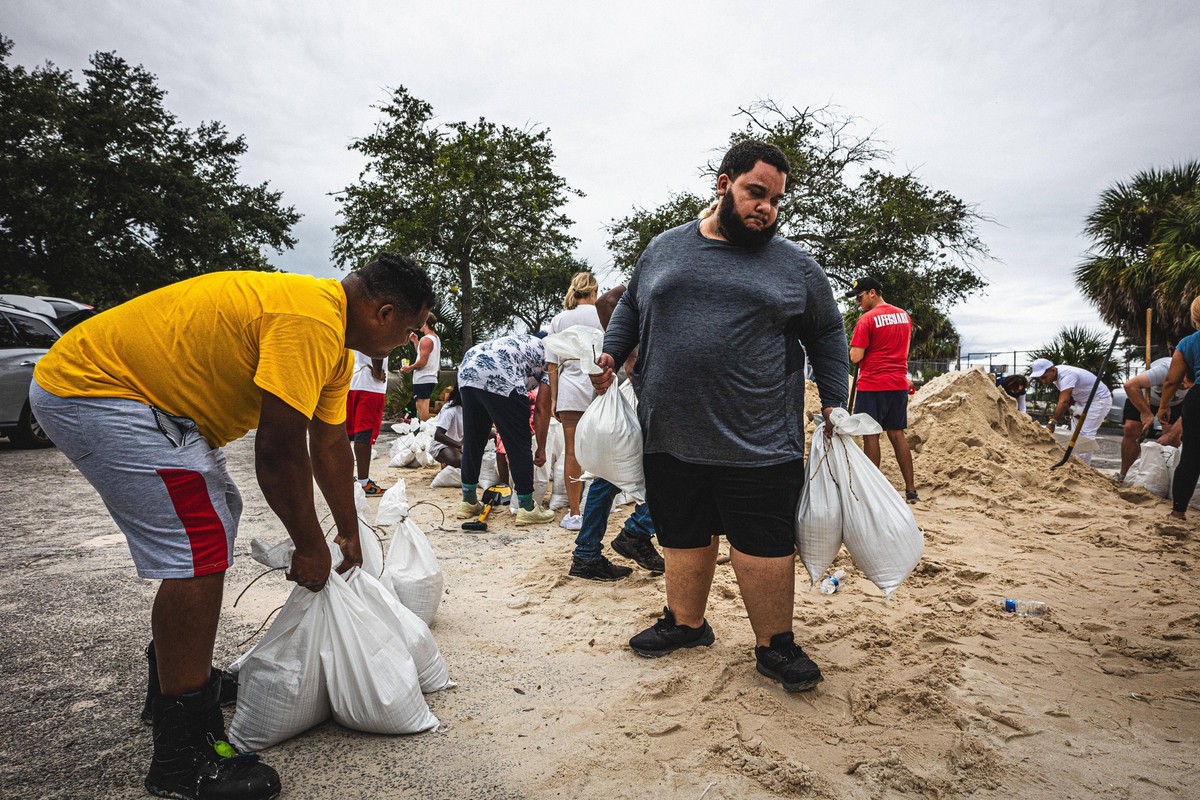 October 7, 2024, Tampa, Florida, USA: Volunteers and local community members load sandbags in preparation ahead of Hurricane Milton. The storm has intensified into a category five storm as it makes it ...