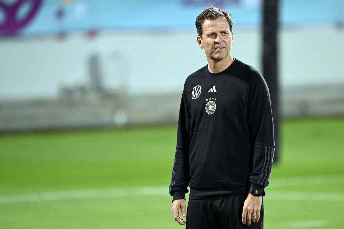 20.11.2022, Katar, Al-Shamal: Fußball: WM, Nationalmannschaft, Deutschlands Oliver Bierhoff, Geschäftsführer Nationalmannschaften und Akademie, während eines Fifa Community Events mit 17 Mädchen aus v ...