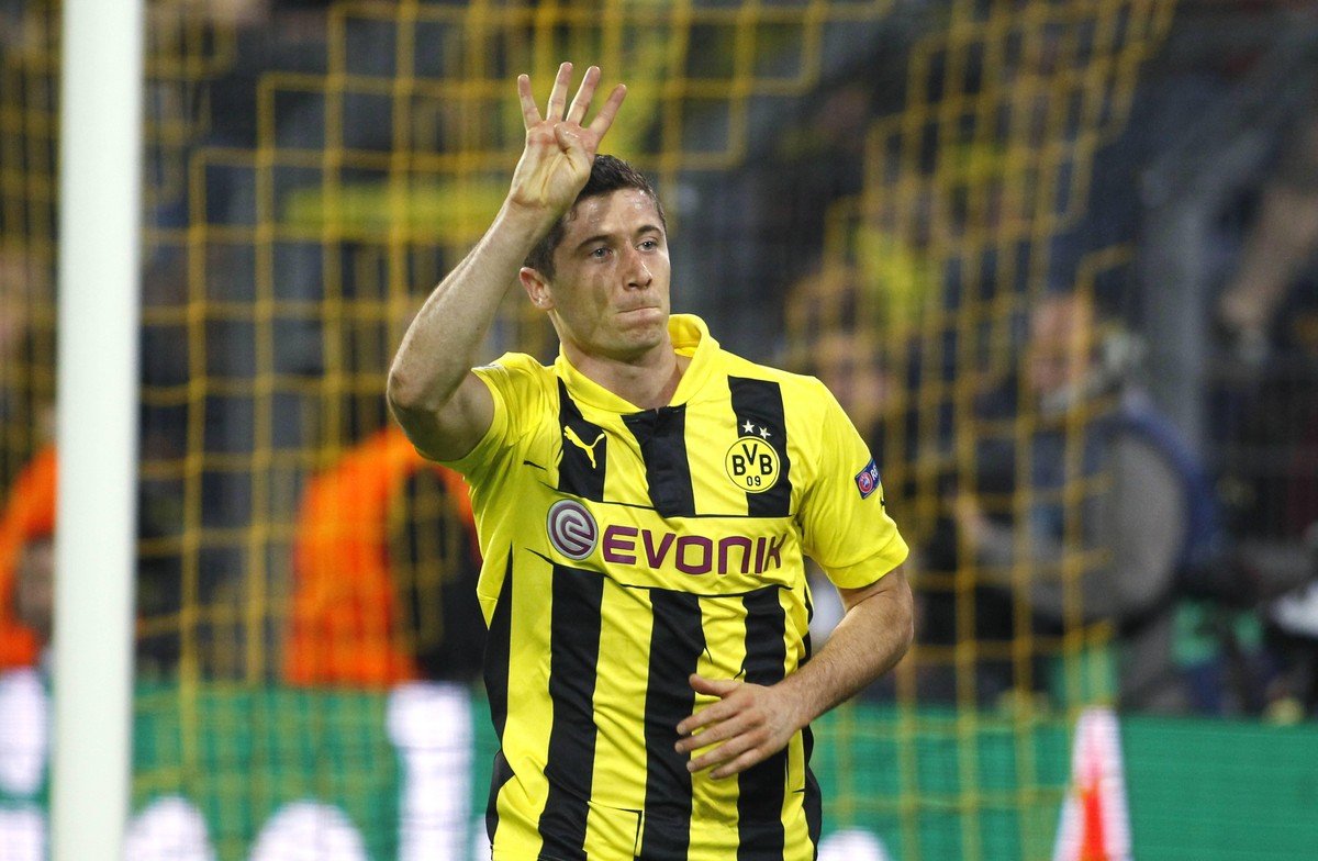 Robert Lewandowski (BVB) freut sich über vier Tore gegen Real Madrid.