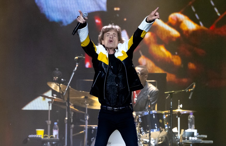 05.06.2022, Bayern, M�nchen: S�nger Mick Jagger von der britischen Band &quot;The Rolling Stones&quot; steht im Olympiastadion bei einem Konzert im Rahmen ihrer �Sixty�-Europatour auf der B�hne. In De ...