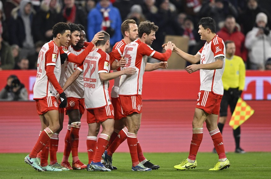 Torjubel Thomas Mueller FC Bayern Muenchen FCB 25 zum vermeintlichen 2:0 wird nach VAR, Video-Assistent, Videobeweis, Videoschiedsrichter Video Assistent Referee nicht gegeben FC Bayern Muenchen vs Vf ...