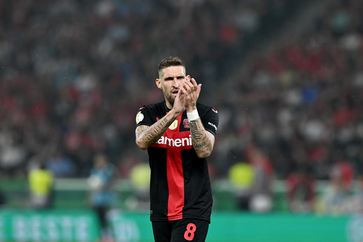25.05.2024, Berlin: Fu�ball: DFB-Pokal, 1. FC Kaiserslautern - Bayer 04 Leverkusen, Finale, Olympiastadion. Leverkusens Robert Andrich klatscht. WICHTIGER HINWEIS: Gem�� den Vorgaben der DFL Deutsche  ...