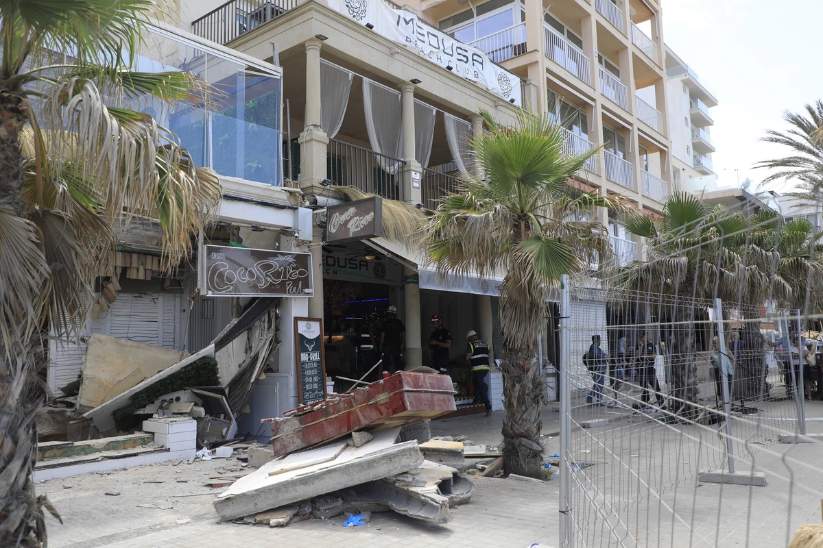 24.05.2024, Spanien, Palma: Blick auf das Gebäude des Medusa Beach Club nach dem Einsturz. Beim Einsturz eines voll besetzten Restaurants an der Playa de Palma auf Mallorca sind zwei deutsche Frauen u ...