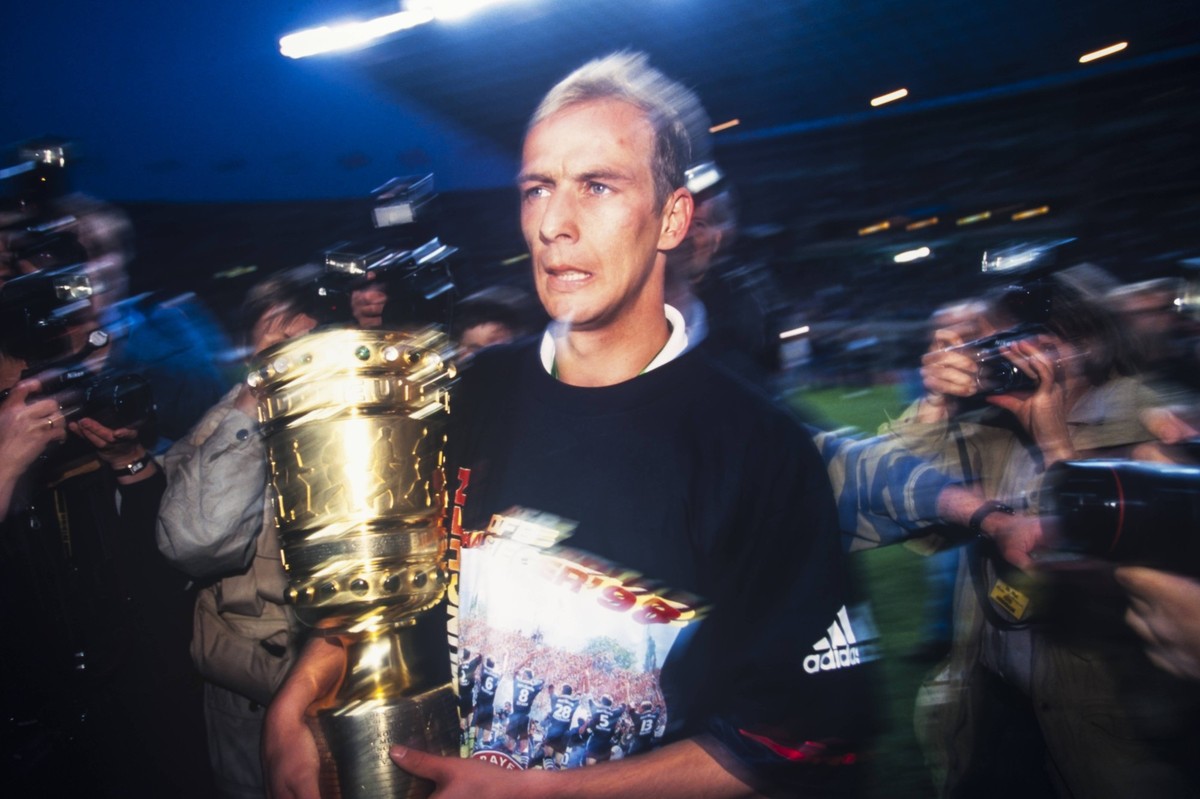 Mario Basler FC Bayern Muenchen 1998 mit DFB Pokal Fussball Bundesliga in Bremen Deutschland
