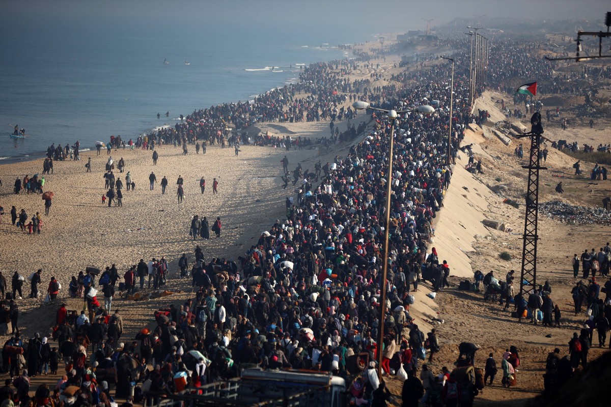 Daily Life In Gaza, Palestine Palestinians, who are displaced to the south at Israel s order during the war, make their way back to their homes in northern Gaza amid a ceasefire between Israel and Ham ...