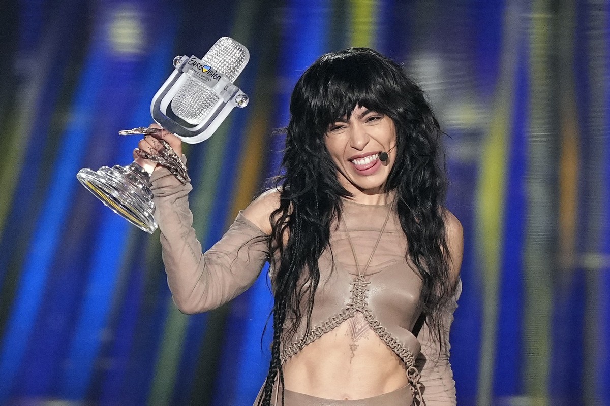 13.05.2023, Großbritannien, Liverpool: Loreen aus Schweden feiert mit der Trophäe, nachdem sie das große Finale des 67. Eurovision Song Contest (ESC) in der M&S Bank Arena in Liverpool, England, g ...