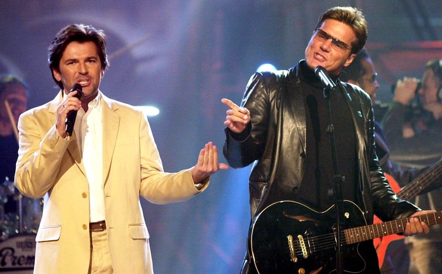 ARCHIV - 22.02.2002, Schleswig-Holstein, Kiel: Das Popduo Modern Talking, Thomas Anders (l) und Dieter Bohlen, steht auf der Bühne. Anders feiert am 01.03.2023 seinen 60. Geburtstag. (zu dpa: Thomas A ...