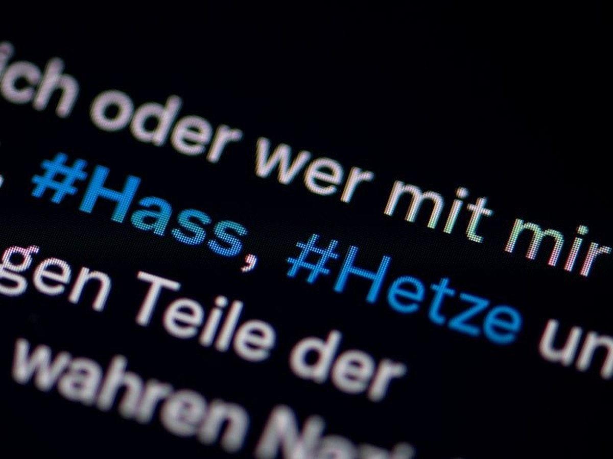 Auf dem Bildschirm eines Smartphones sieht man die Hashtags (#) Hass und Hetze in einem Post auf Twitter (heute X). (zu dpa: «Bundesweite Polizeiaktion gegen Hetze im Internet»)