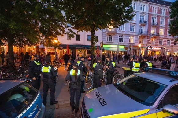 Corona-Streife der Polizei im Großeinsatz in der Sternschanze 28.05.20 - Hamburg: Am Donnerstagabend hat die Bereitschaftspolizei mit mehreren Fahrzeugen die Eindämmungsverordnung zu COVID19 durchgese ...