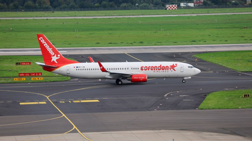 DEU, Deutschland, Nordrhein-Westfalen, Düsseldorf, 13.08.2023: Flughafen Düsseldorf / Düsseldorf Airport DUS EDDL, Registrierung: 9H-TJB Corendon Airlines Europe Boeing 737-8FH *** DEU, Germany, North ...