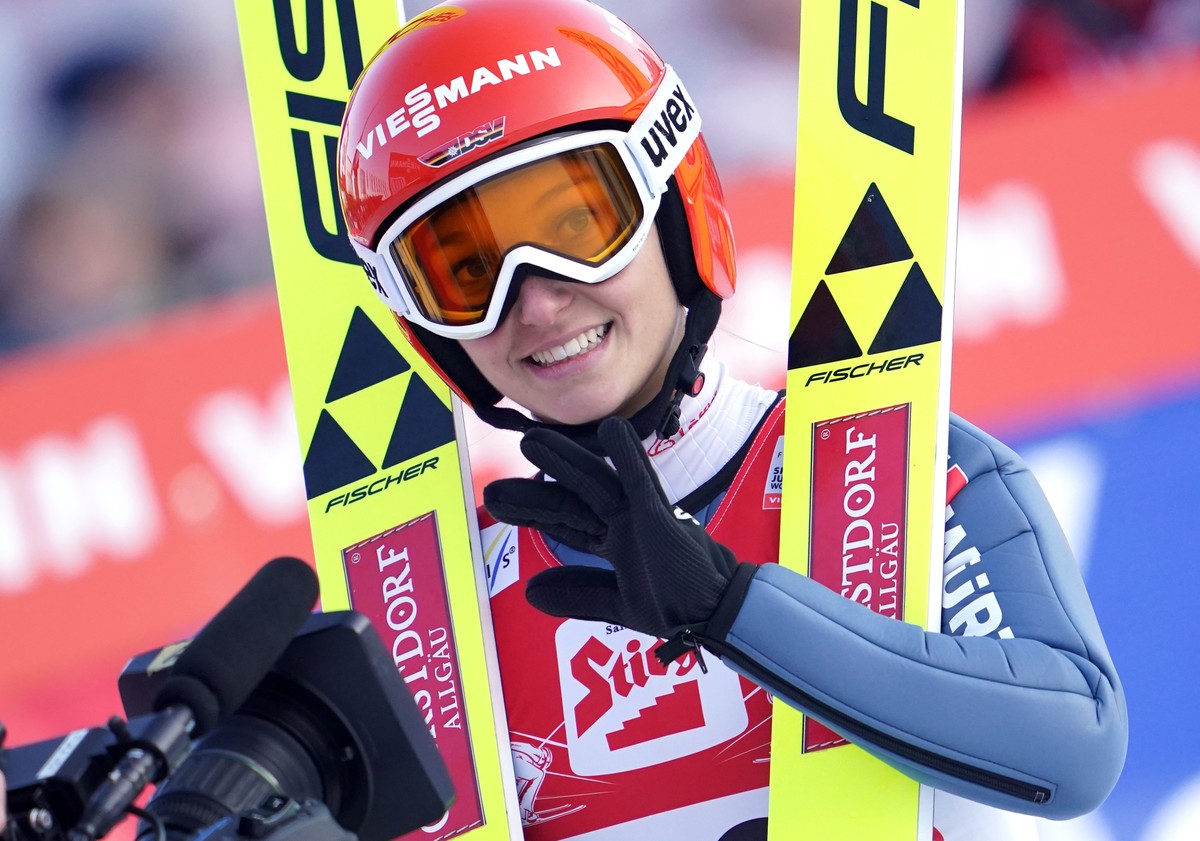 ARCHIV - 08.02.2020, �sterreich, Hinzenbach: Ski nordisch/Skispringen: Weltcup, Normalschanze, Damen: Katharina Althaus aus Deutschland hofft auf mehr Skisprung-Chancen f�r die Frauen. (Zu dpa:�" ...