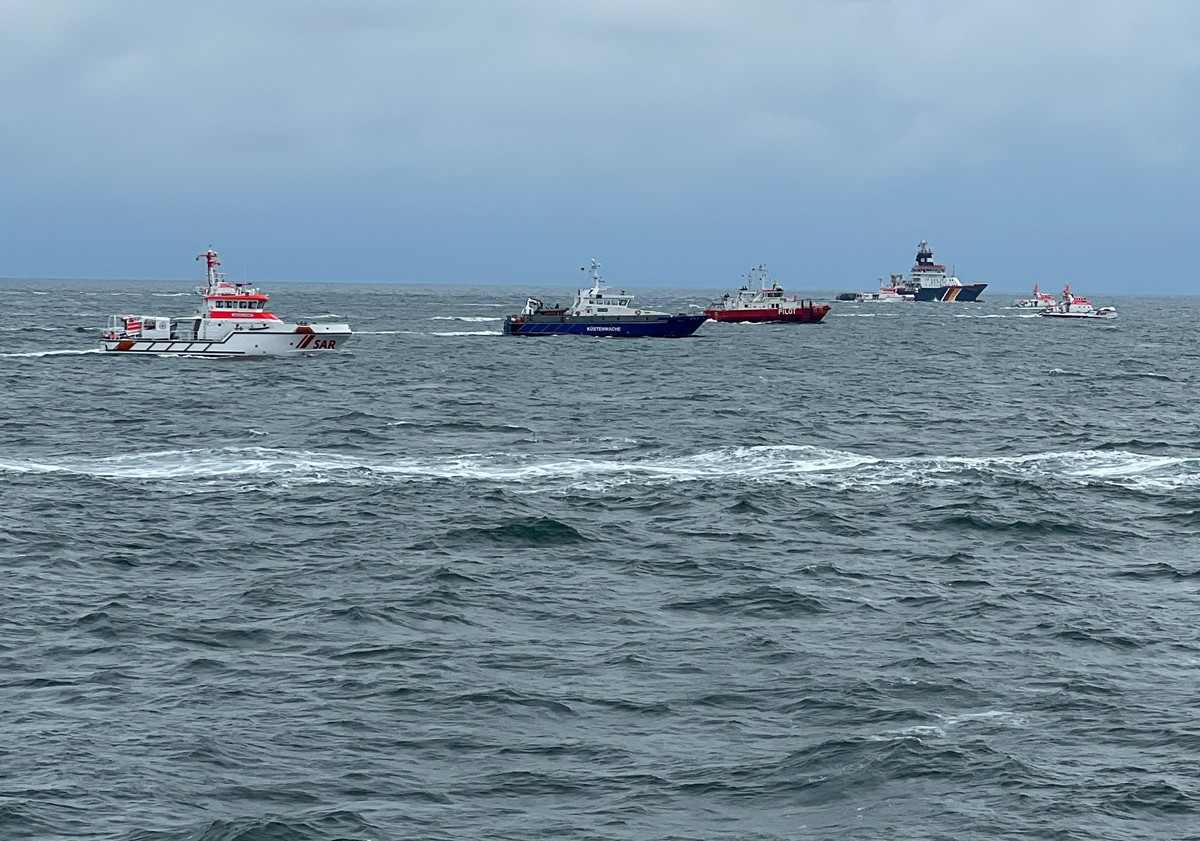 HANDOUT - 24.10.2023, Nordsee: RECROP - Suche nach den vermissten Seeleuten des Frachters "Verity", der am 24.10.23 nach einer Kollision zweier Frachter in der Nordsee gesunken ist. Vor Ort ...