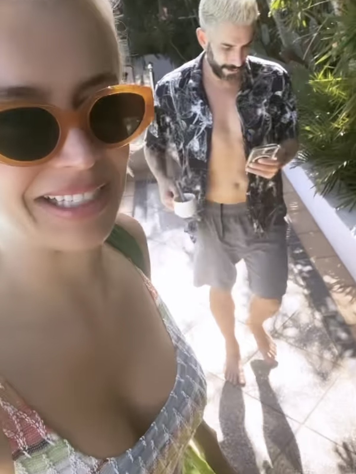Verena Kerth und ihr Freund Marc Terenzi sind Freitagmorgen auf dem Weg zum Hotel-Pool.