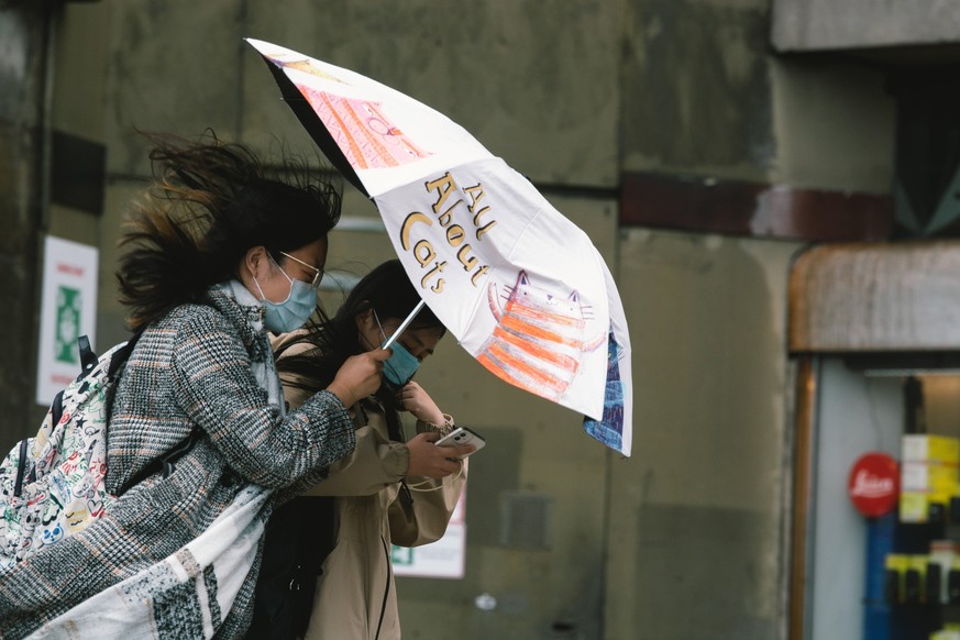 Autumn Storm Arrives In Cologne two women walks with umbrella against wind during the autumn storm arrives in Cologne, Germany on Oct 21, 2021 Cologne Germany PUBLICATIONxNOTxINxFRA Copyright: xYingxT ...