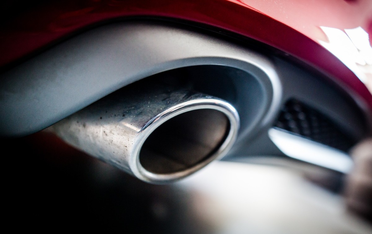 ARCHIV - 02.06.2017, Baden-W�rttemberg, Backnang: Der Auspuff eines Autos mit Dieselmotor. (zu dpa: "Streit um Verbrenner-Verbot droht EU-Gipfel zu �berschatten") Foto: Christoph Schmidt/dpa ...
