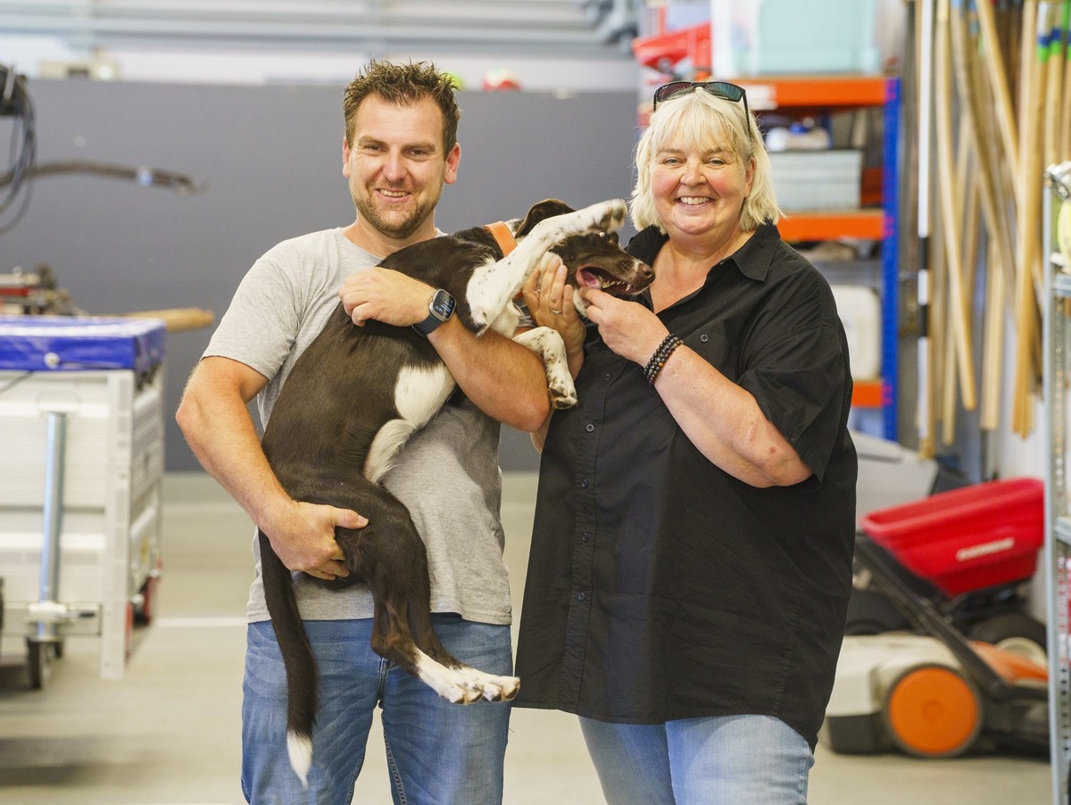 23.08.2023, Hessen, Alsbach-H�hnlein: Matthias Klein, Leiter der Polizeidiensthundestaffel S�dhessen und Hundetrainer, H�ndin "Gooods Kulava Kutiva", was �bersetzt aus der afrikanischen Spra ...