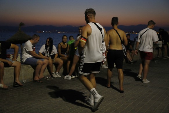 21.07.2022, Spanien, El Arenal: Touristen halten sich am Strand von Arenal auf der Ferieninsel Mallorca auf. Foto: Clara Margais/dpa +++ dpa-Bildfunk +++