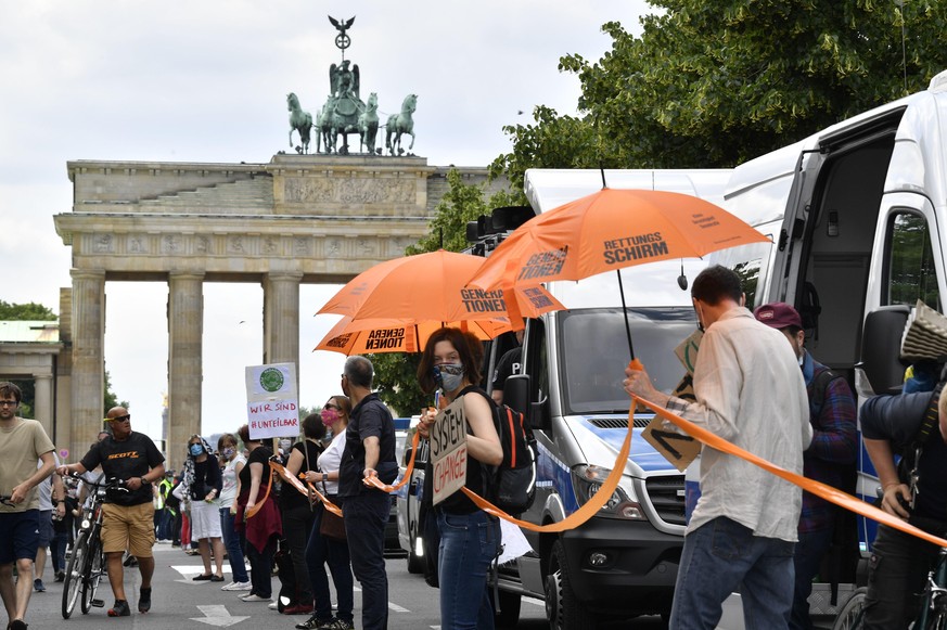 Demonstration vom Bündnis 'Unteilbar' mit einer Menschenkette gegen Rassismus vom Brandenburger Tor in Berlin-Mitte bis zum Hermannplatz in Berlin-Neukölln. Berlin, 12.06.2020 | Verwendung weltweit