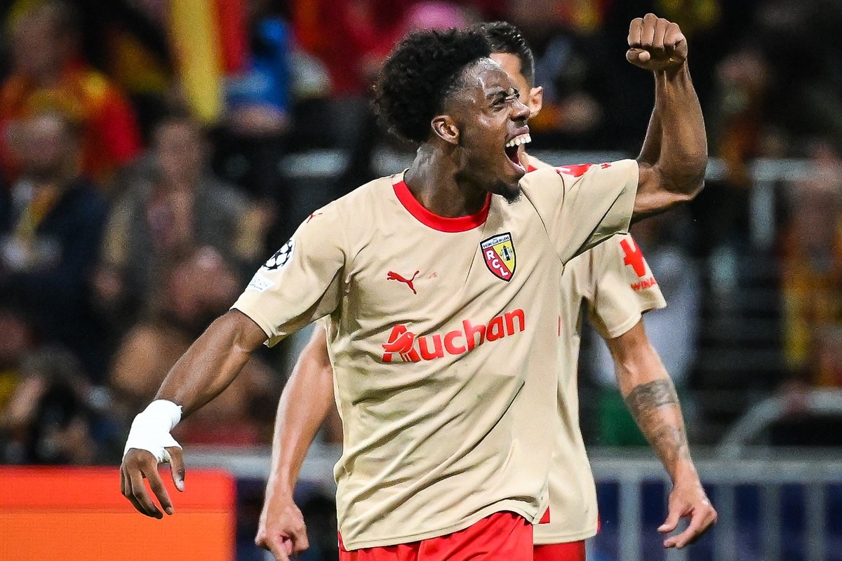 ARCHIV - 03.10.2023, Frankreich, Lens: Fußball: Champions League, RC Lens - FC Arsenal, Gruppenphase, Gruppe B, 2. Spieltag, Stade Bollaert-Delelis: Elye Wahi von RC Lens freut sich über sein Tor. (zu ...