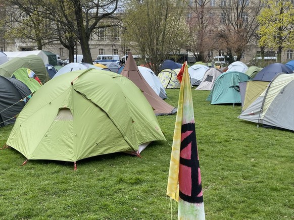 Sie wollen die Energiewende und den Klimawandel: &quot;Extinction Rebellion&quot; sind in Berlin unterwegs. Zwischen zwei Ministerien haben sie ihre Zelte aufgestellt. Das Camp plant für mehrere Tage  ...