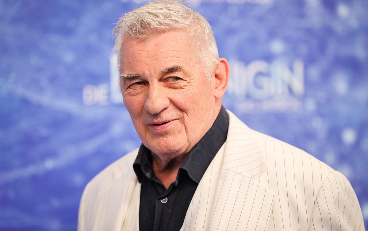 ARCHIV - 08.11.2021, Hamburg: Heinz Hoenig, Schauspieler, kommt zur Deutschlandpremiere des Disney-Musicals "Die Eisk