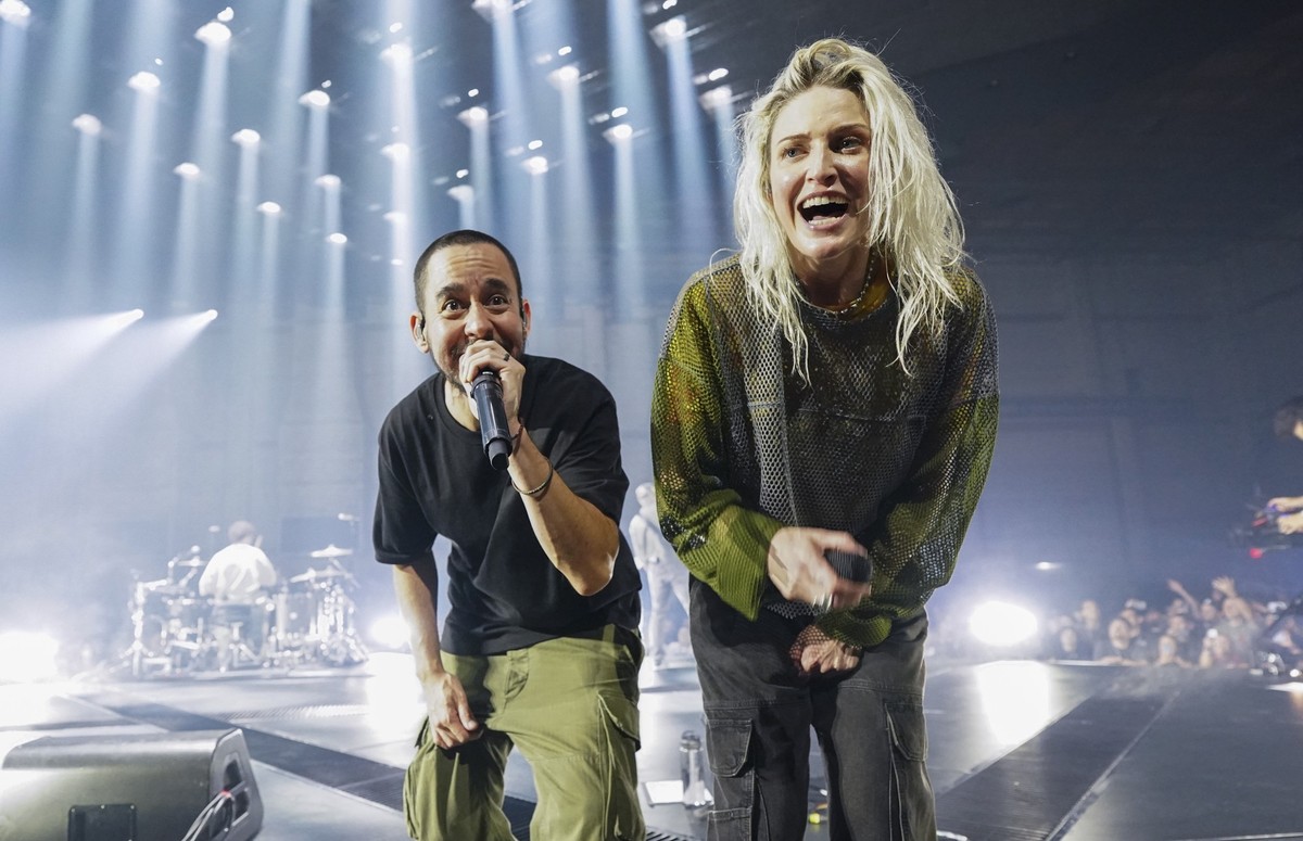 05.09.2024, USA, Los Angeles: Mike Shinoda (l) und Emily Armstrong von Linkin Park geben ein Konzert. Nach sieben Jahren Pause meldet sich die US-Band Linkin Park zurück - mit einer neuen Frontfrau. F ...