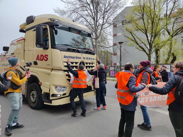 Lkw rollt auf Aktivisten zu