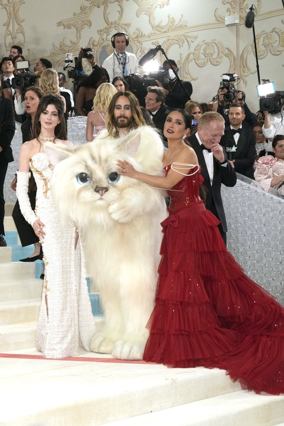 Arrivi per il Met Gala 2023 - Karl Lagerfeld: A Line Of Beauty al Metropolitan Museum of Art. Partecipanti: Anne Hathaway, Jared Leno, Salma Hayek Luogo: New York, NY, USA Quando: 01…