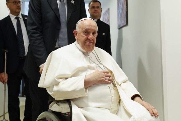 29.04.2023, Ungarn, Budapest: Papst Franziskus trifft im Rollstuhl zu seinem Besuch bei den Kindern des Blindeninstituts «Blessed László Batthyány-Strattmann» in Budapest ein. Der Papst ist zu einem d ...