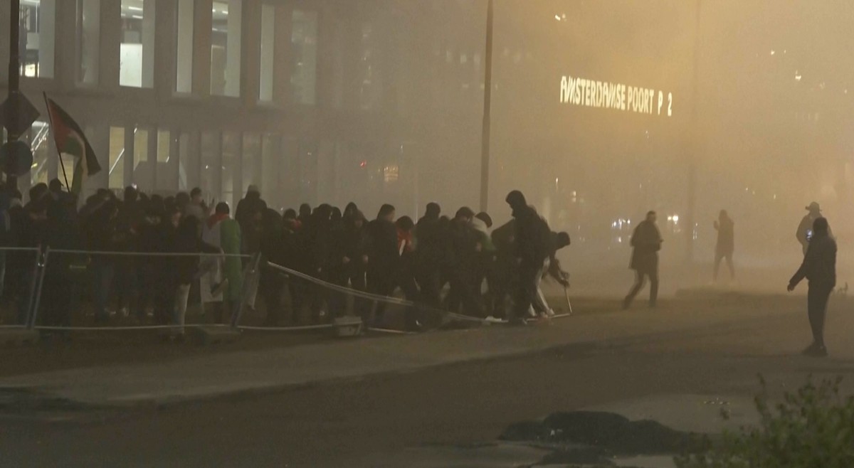 07.11.2024, Niederlande, Amsterdam: In diesem Videostandbild werfen pro-palästinensische Demonstranten eine Metallbarriere in der Nähe des Fußballstadions in Amsterdam um. Foto: RTL Nieuws/RTL Nieuws/ ...