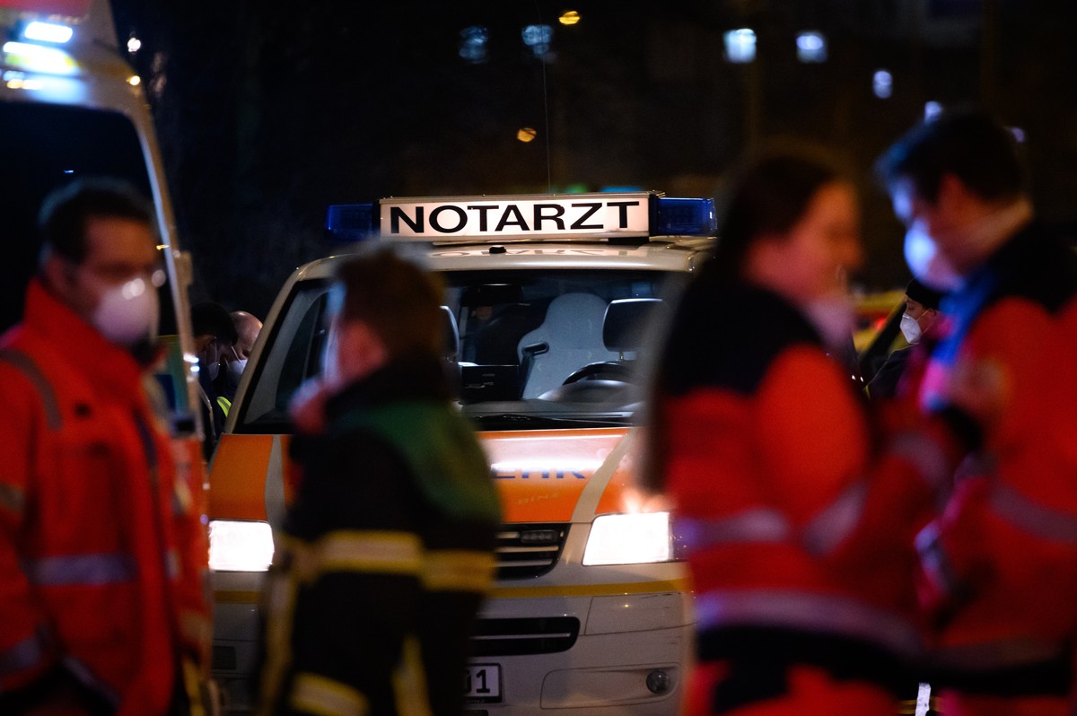 01.01.2022, Hamburg: &quot;Notarzt&quot; steht auf einem Fahrzeug der Feuerwehr, vor dem sich mehrere Einsatz- und Rettungskr�fte besprechen. Die Silvesternacht in Hamburg verlief aufgrund von Corona  ...