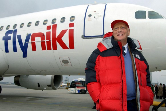 FILE PHOTO: Former Formula One World Champion Niki Lauda poses for photographers in front of an airbus A320 at Vienna&#039;s Airport, Austria November 28, 2003. REUTERS/Heinz-Peter Bader /File Photo