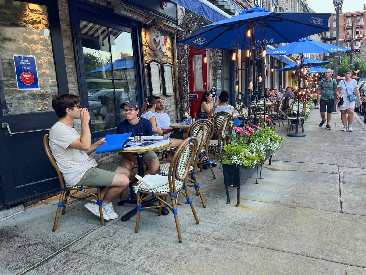 Daily Life In Old Quebec City People eat on restaurant patios in the evening in Old Quebec City, Quebec, Canada, on June 24, 2025. Old Quebec City Canada PUBLICATIONxNOTxINxFRA Copyright: xCreativexTo ...