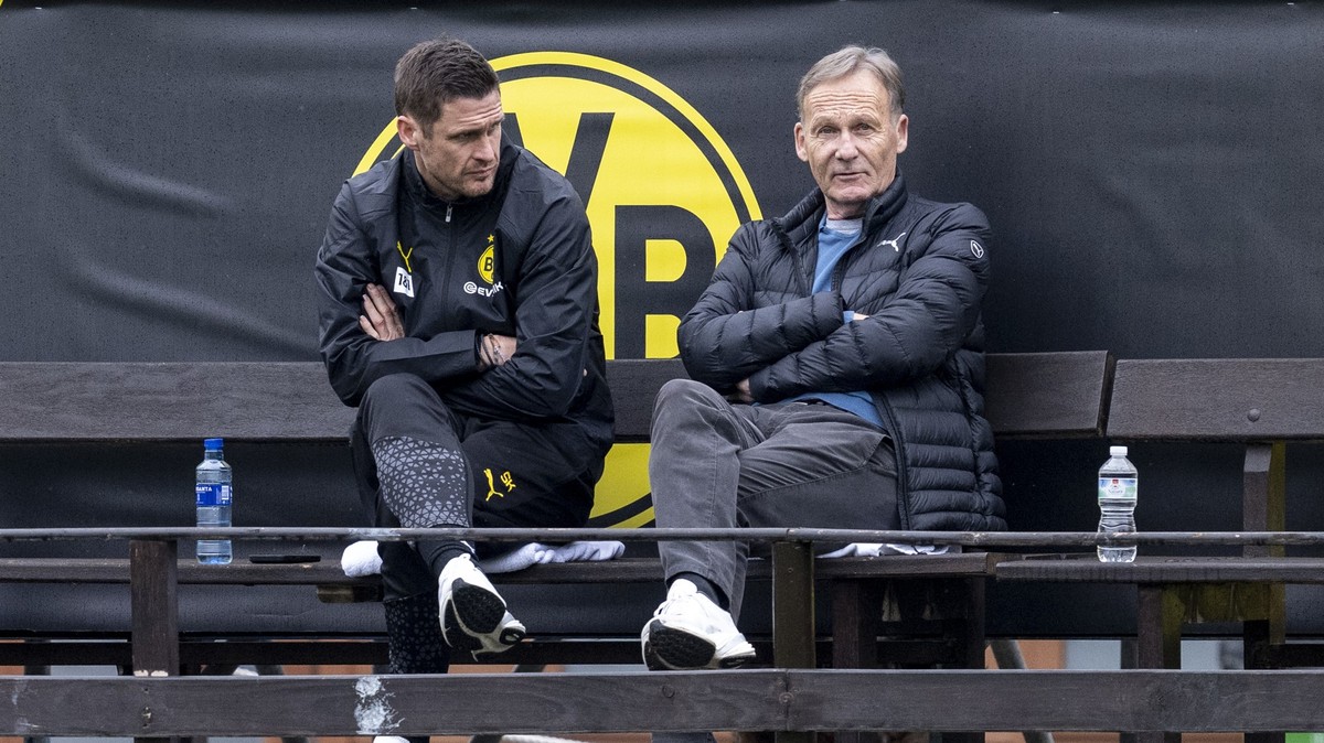 ARCHIV - 04.01.2024, Spanien, Marbella: Fußball: Bundesliga, Trainingslager Borussia Dortmund: Sportdirektor Sebastian Kehl (l.) und Geschäftsführer Hans Joachim Watzke beobachten das Training. (zu dp ...