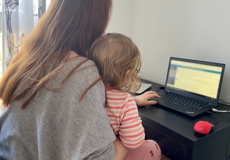 Redakteurin Janna mit ihrer Tochter im Homeoffice.