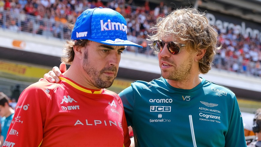 Fernando Alonso ESP, BWT Alpine F1 Team, 14 mit Sebastian Vettel GER, Aston Martin Aramco Cognizant F1 Team, 5 , ESP, Formula One Pirelli Gran Premio de Espana, Formel 1, Sunday, Saison 2022, 22.05.20 ...